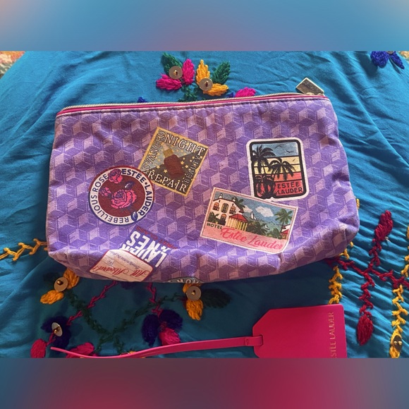 Large Estée Lauder cosmetic bag. Measures apx 9 x 6“. Excellent condition. - Picture 1 of 5